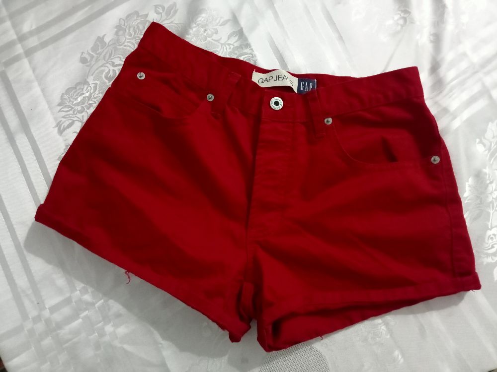 Mini short rouge en denim boyfriend  100% coton de la marque GAP taille S 