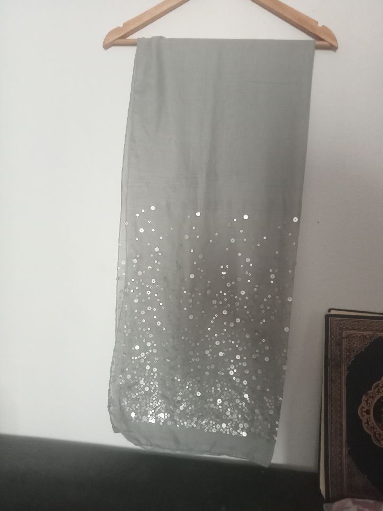 foulard soiré avec sequins vert sauge neuf jamais porté, longueur 220/70