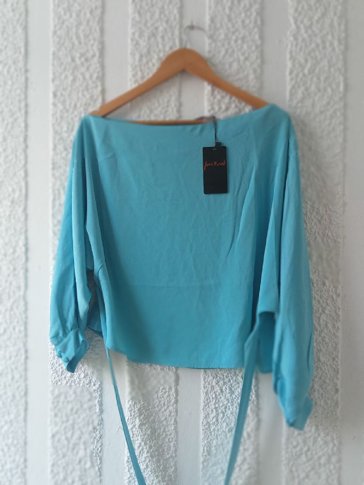 blouse turquoise très belle portée, neuve avec étiquette taille M (j'ai essayé de capter le model voir photo)