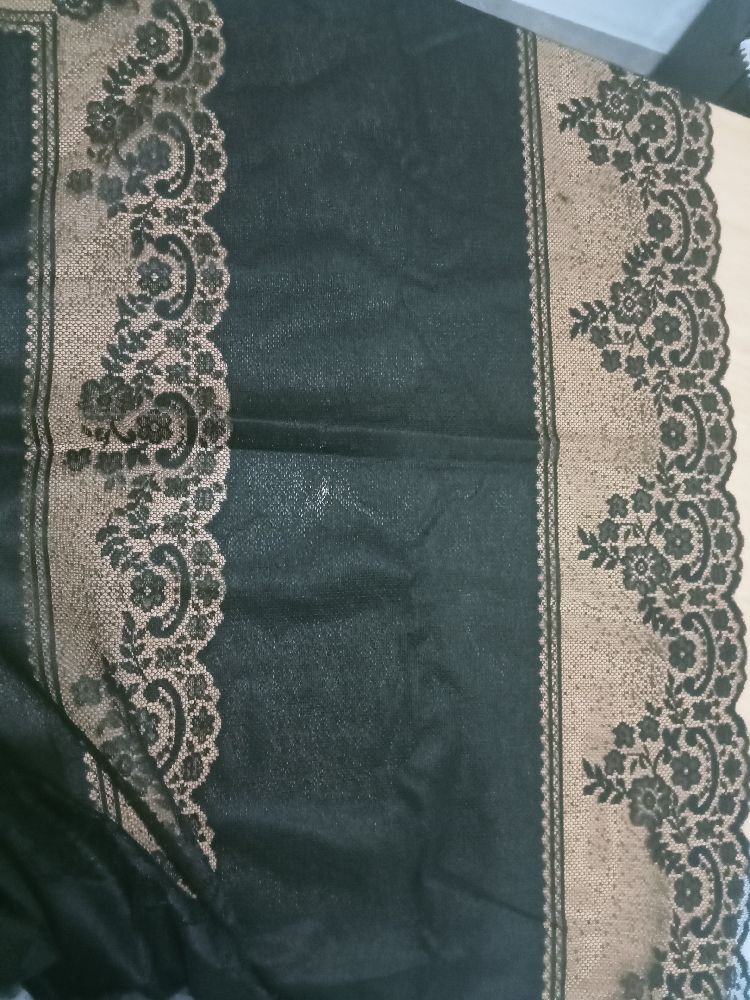 Nappe noire en dentelle neuf, jamaiq utilisée 220/150