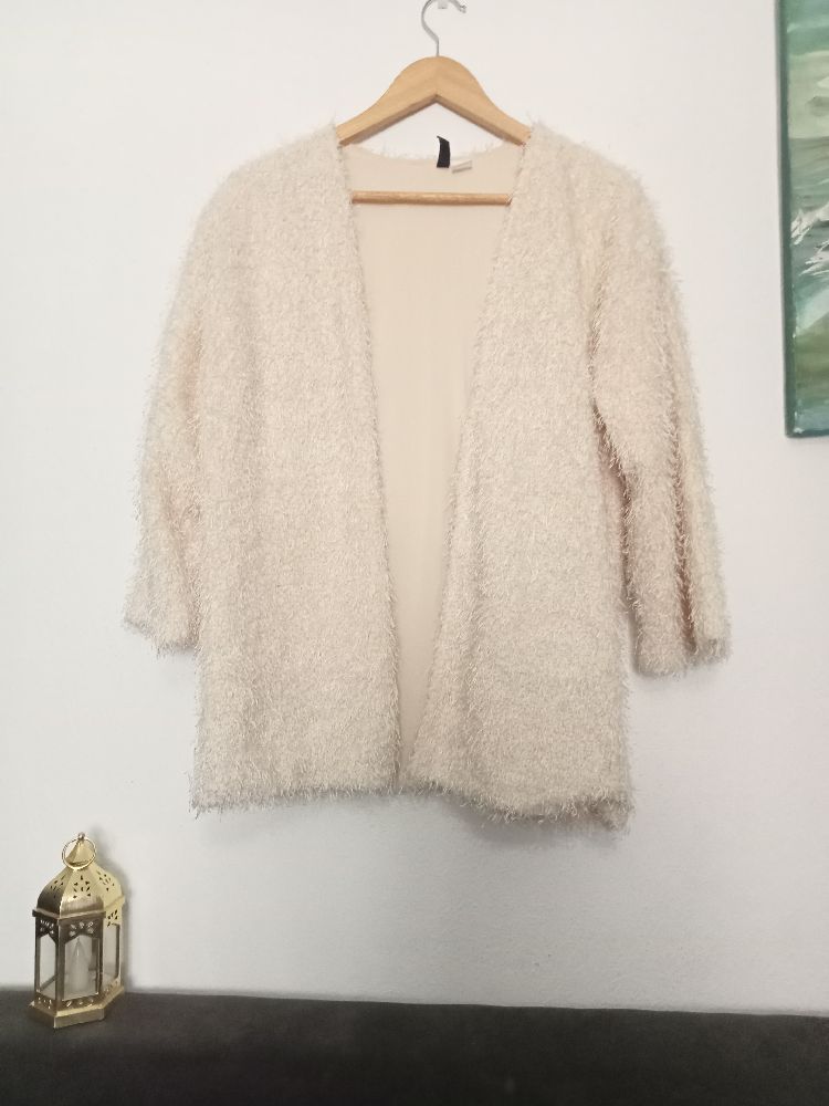 un beau  cardigan crème de H&M, manches trois quarts taille M(ylabass L), tout neuve sans défaut