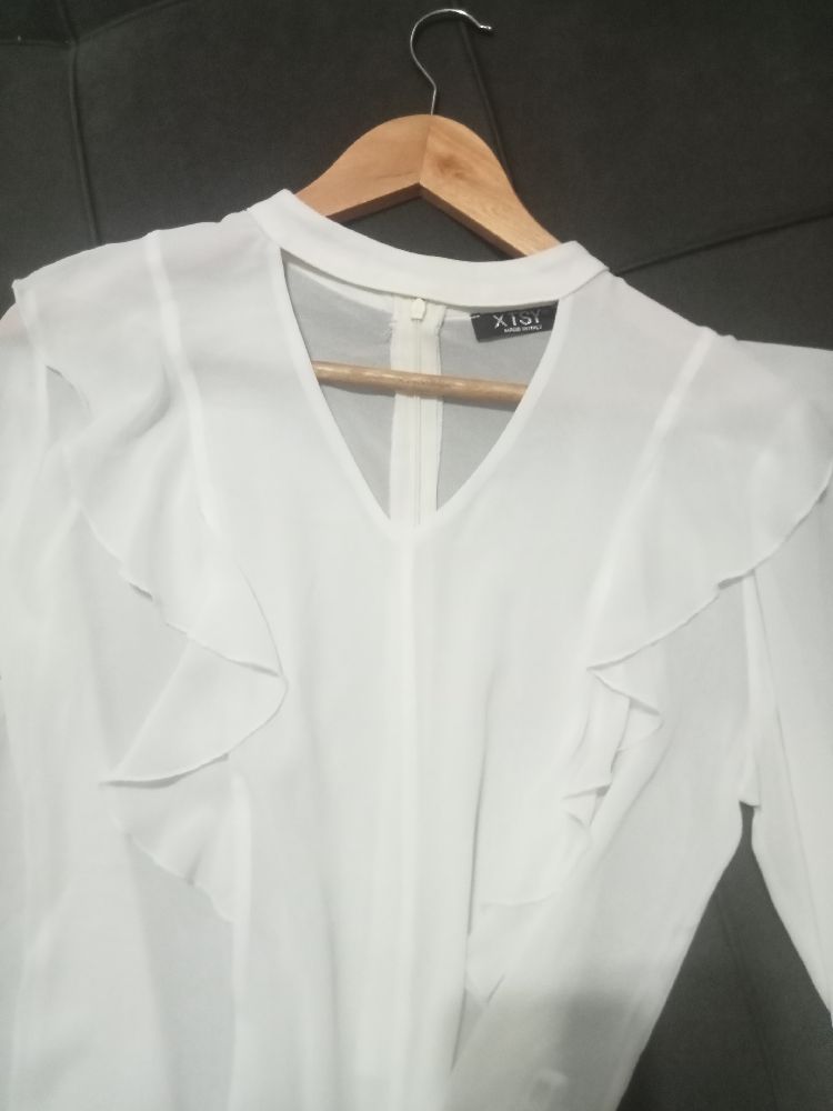  belle blouse blanche taille M, très belle portée (tranparente)