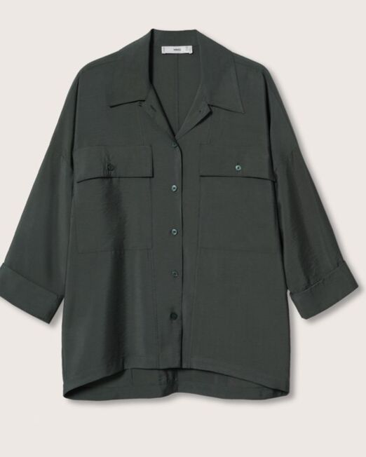 chemise fluide oversize de Mango, à manches trois quarts. Deux poches à rabat sur la poitrine. 75%viscose , taille S