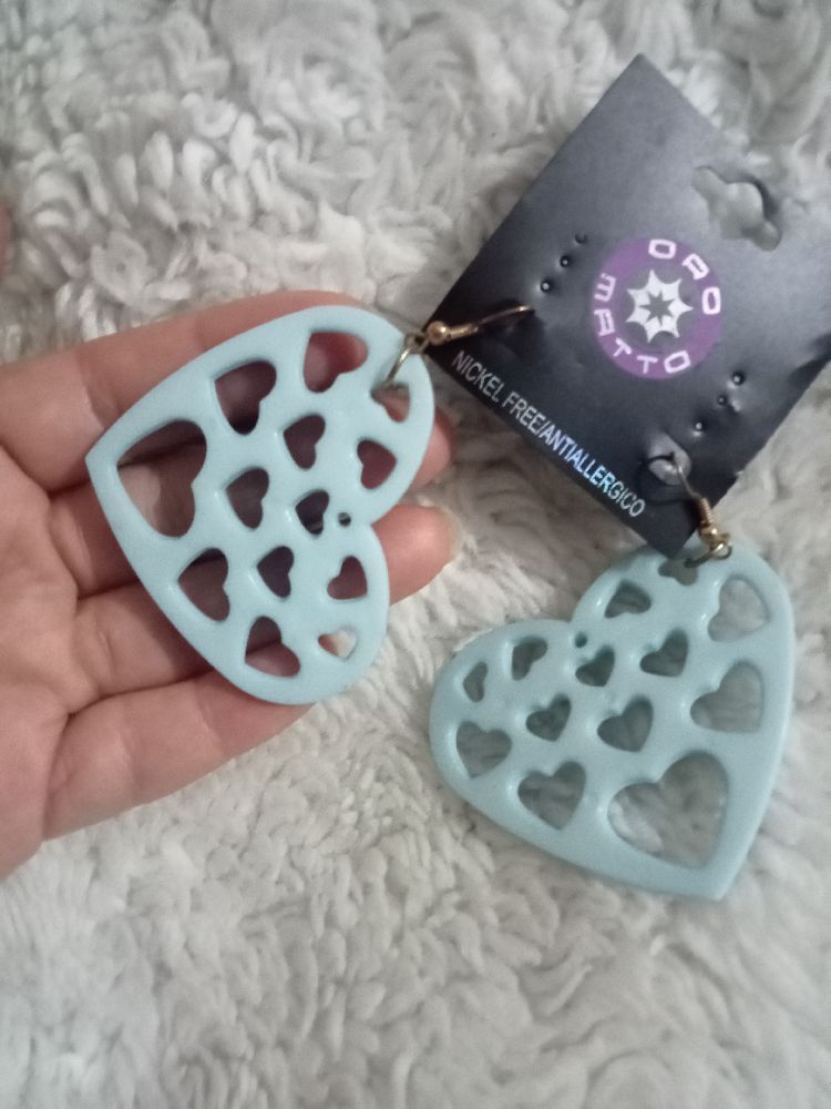des boucles d'oreilles neuves  avec etiquette bleue tendance