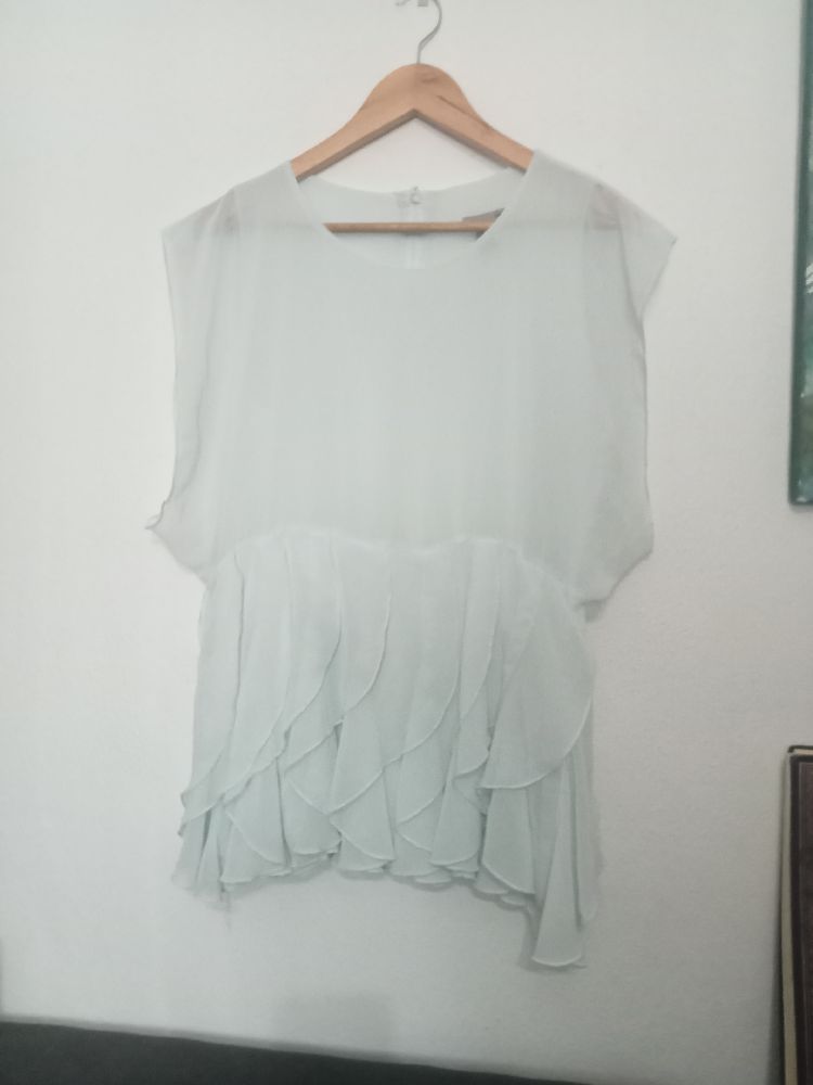  belle blouse de H&M drapée bleue clair doux taille L (tlabass M), toute neuve 