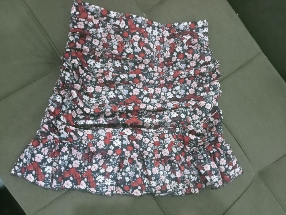  jupe courte à volants et froncée, trè belle portée taille S