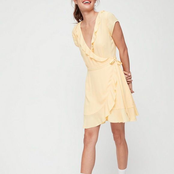 Robe portefeuille de couleur jaune en tendance (tour de taille exacte 68cm) de la marque Sunday Best