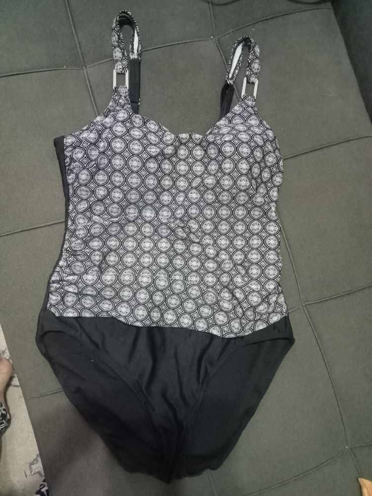 Un beau maillot de bain rembourré un peu drapé taille XL, neuf mais il manque étiquette taille et marque