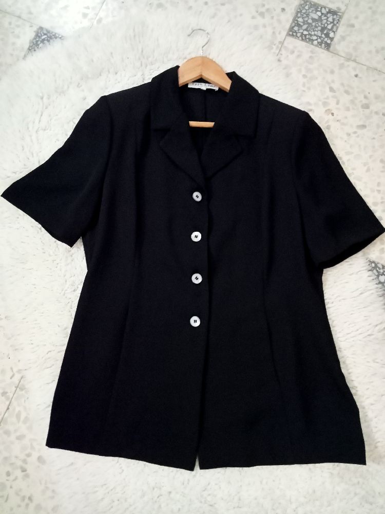 Un Beau blazer noir manches courtes taille XL 