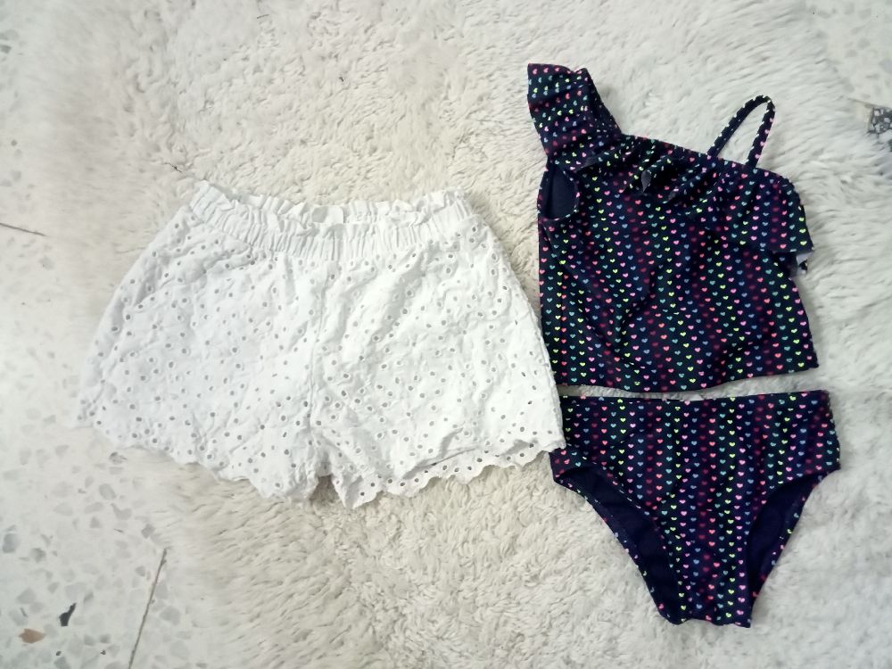 lot: bikini GAP 3 ans et short  blanc broderie anglaise 3/4 ans