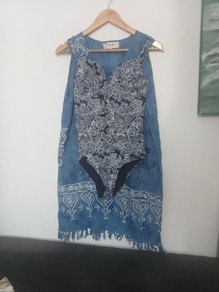 Lot: maillot de bain rembourré taille bonnet en EUR 75B +robe de plage tlabass M
