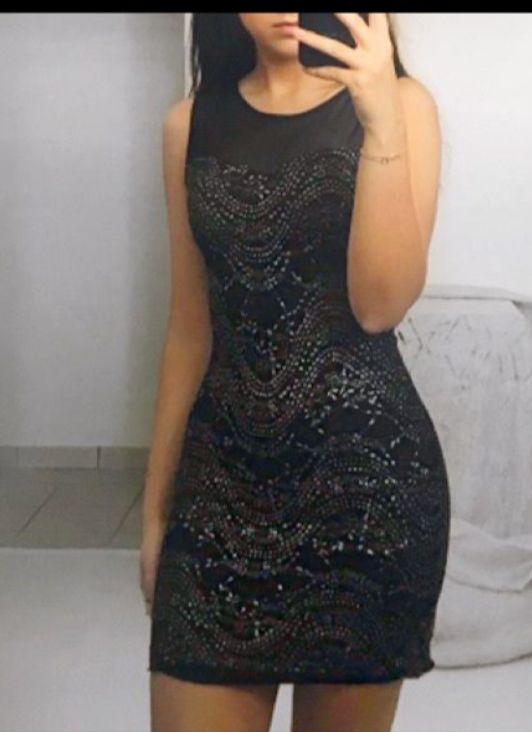 Robe de soirée/fête courte moulante, noire avec broderie dorée taille L.