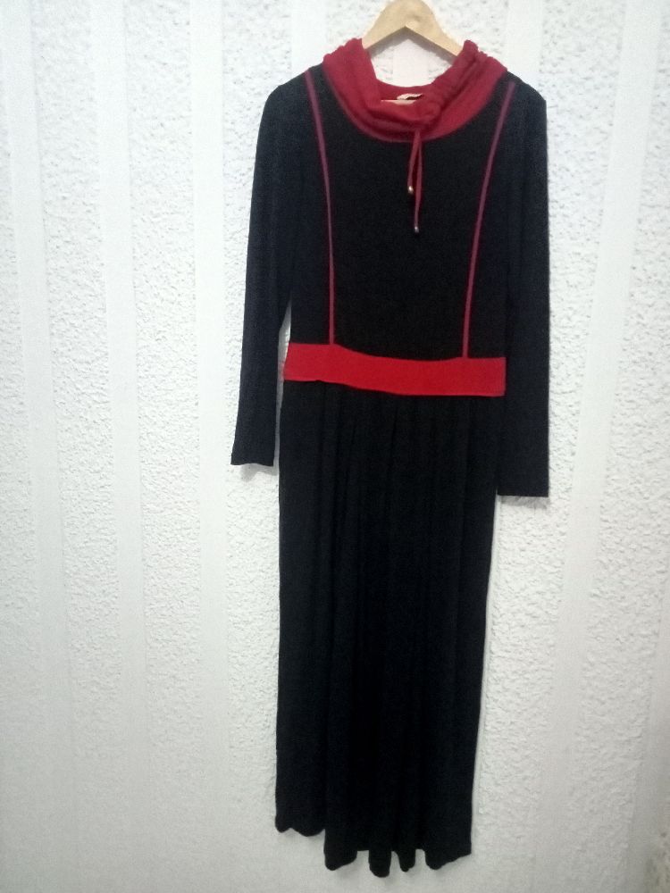 Robe  longue sport chic  avec capuche, importée de la Turkey taille 42