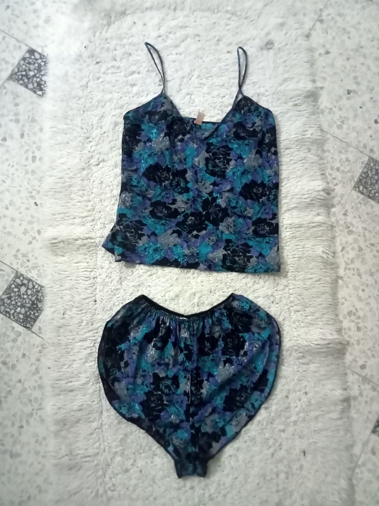 Pyjama  toute neuve effet satiné taille L( tajam tlabass M)