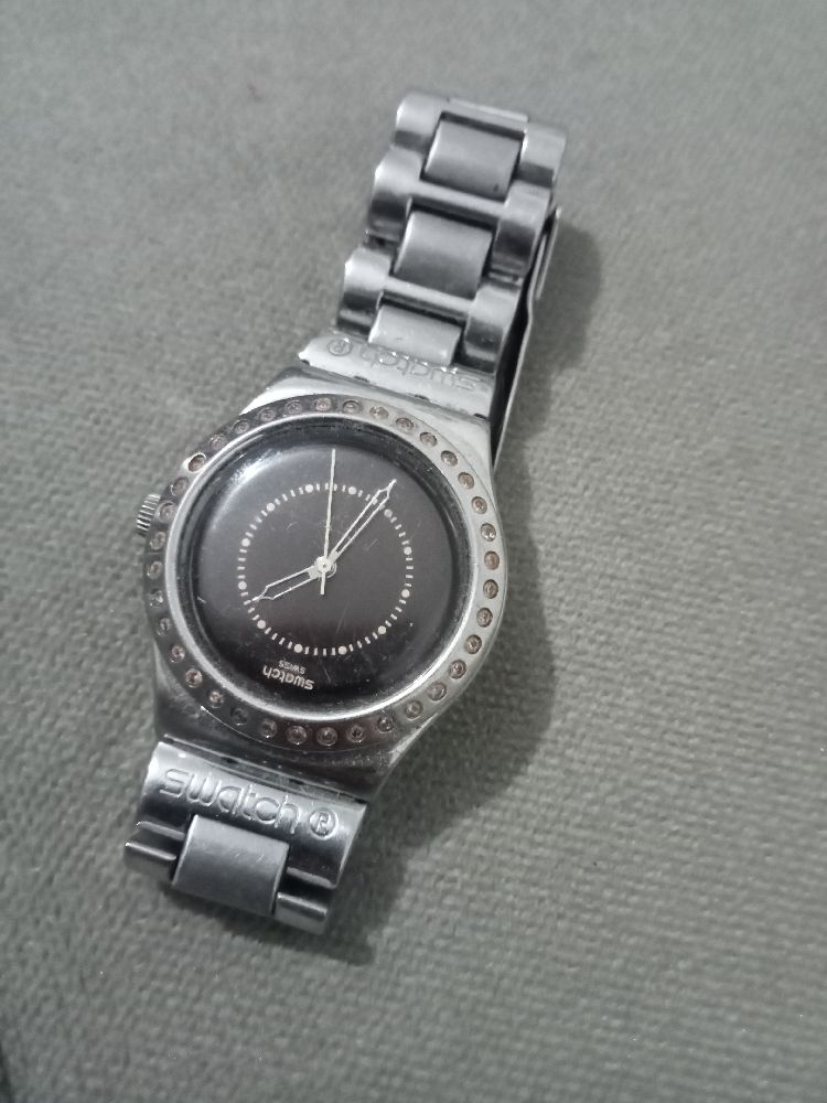 Montre Swatch d'origine, m5arbcha chway surtout el billara, yid sghira