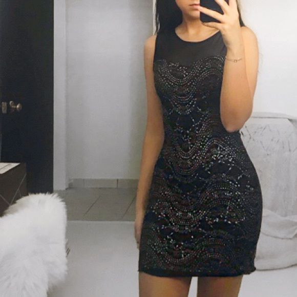 Robe de soirée/fête courte moulante, noire avec broderie dorée taille L. 