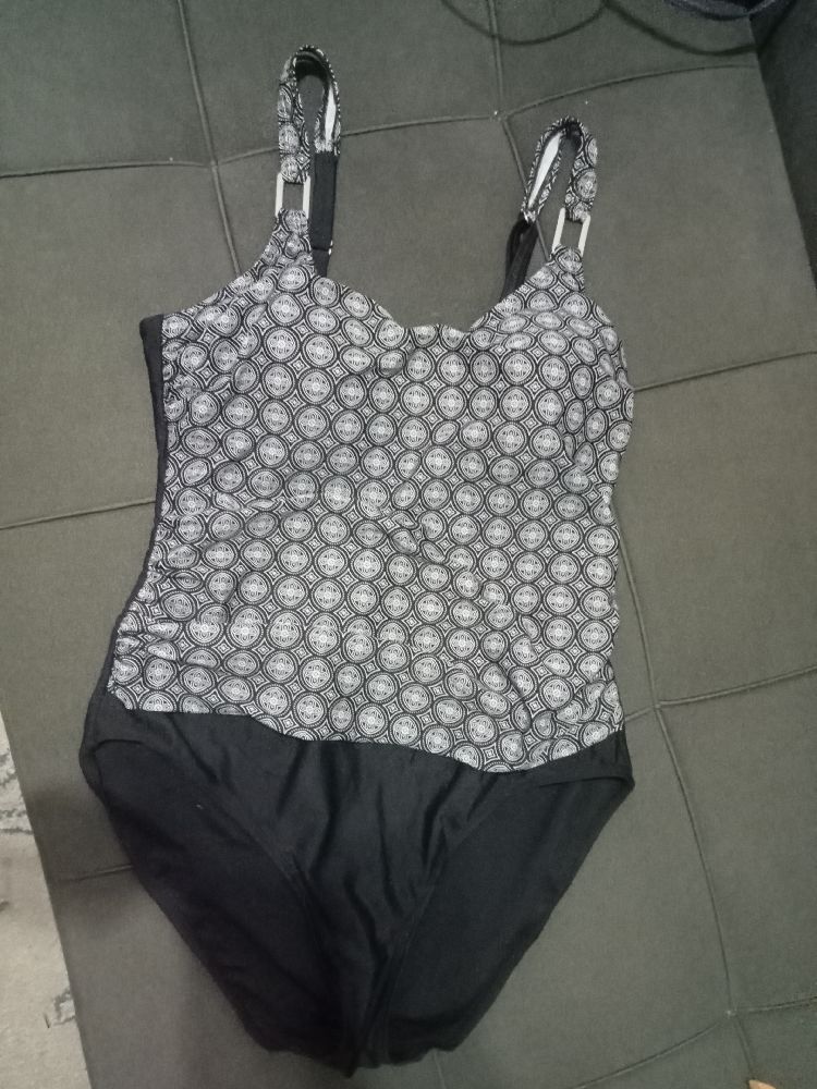 Un beau maillot de bain rembourré taille XL, un peu drapé sur le ventre neuf mais il manque étiquette taille et marque