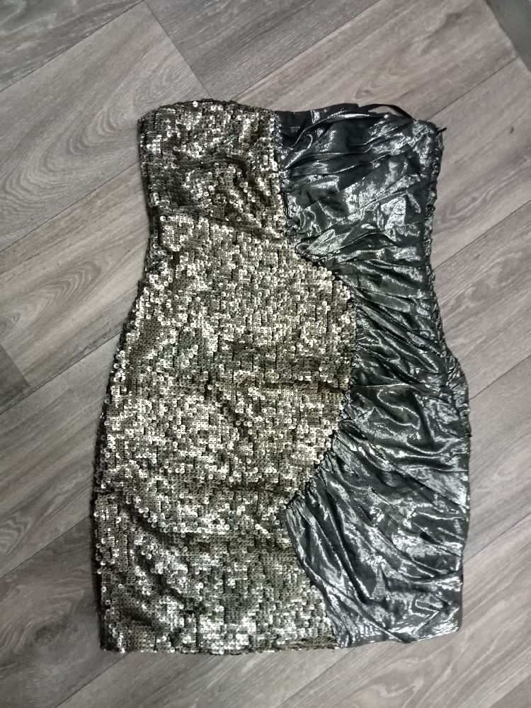 Robe de soirée bustier à sequins/drapée, taille M . fiha tajbida sghira de dos  presque non visible puique le tissu plissé. (voir dernière photo) 