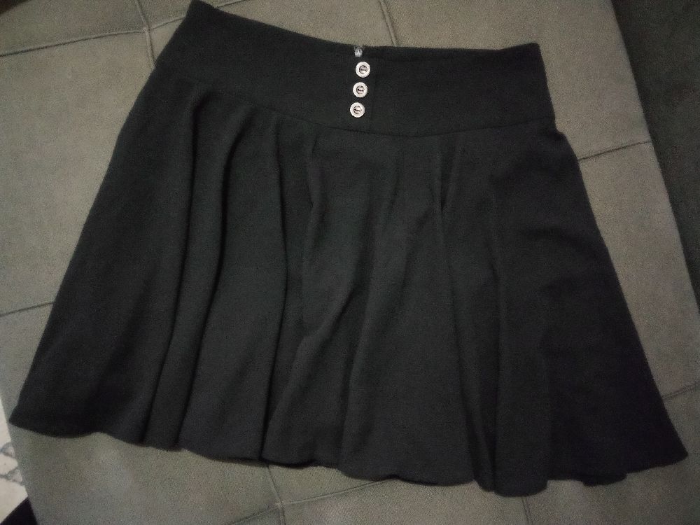 Belle Jupe courte cloche noir de la marque twik taille S, neuve 