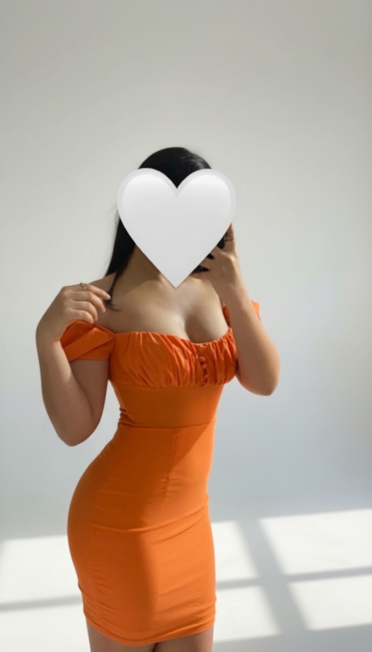 Robe orange moulante épaules dénudées