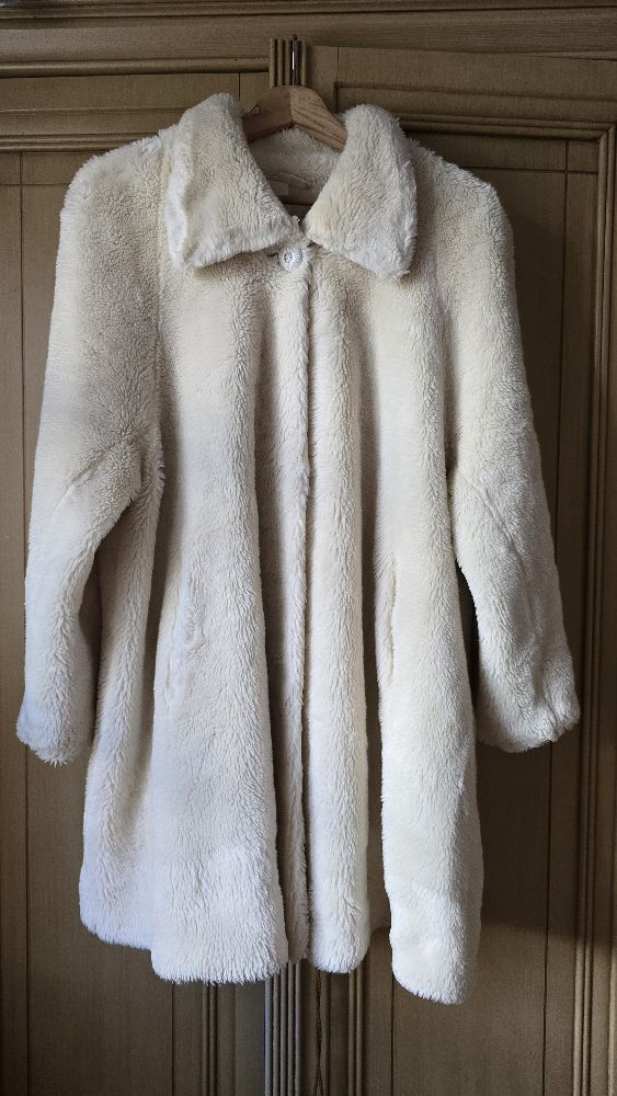 MANTEAU EN FAUSSE FOURRURE 