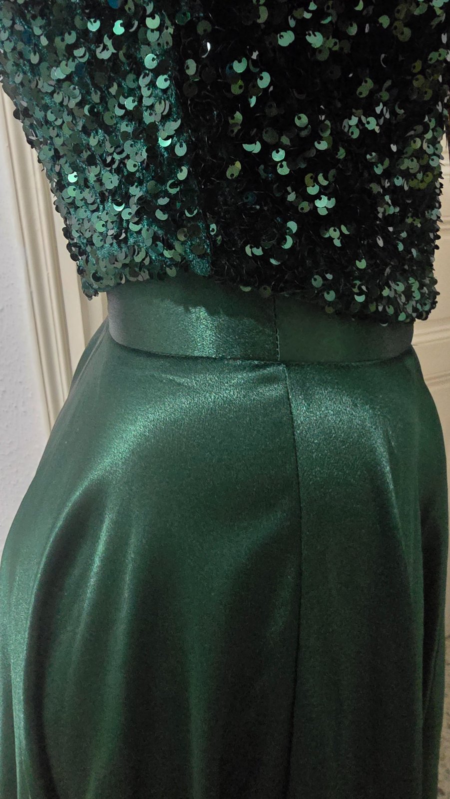 ENSEMBLE SOIRÉE JUPE LONGUE ASYMÉTRIQUE SATIN ÉPAIS ET TOP SEQUIN