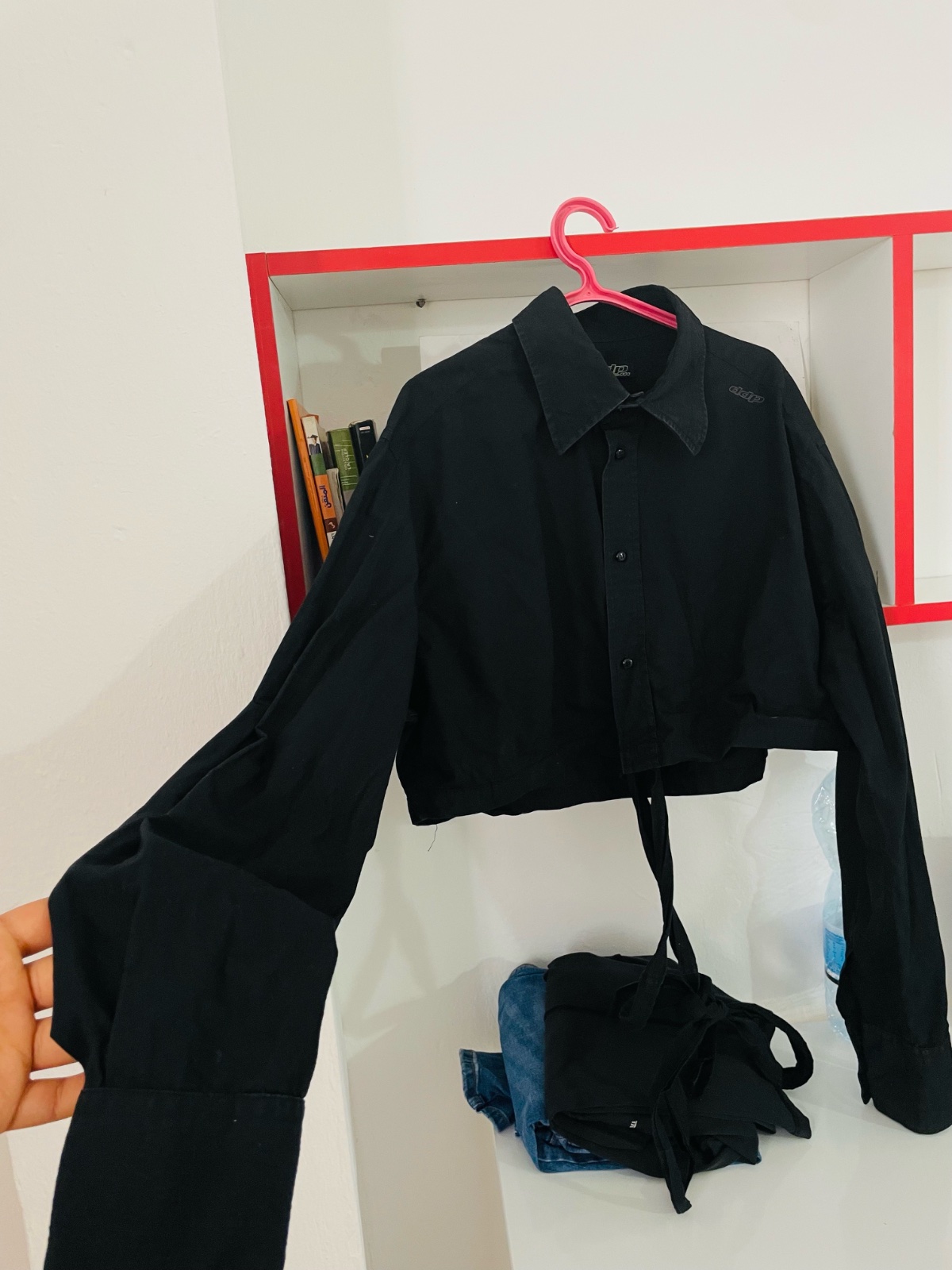 Chemise cropped noire à nouer