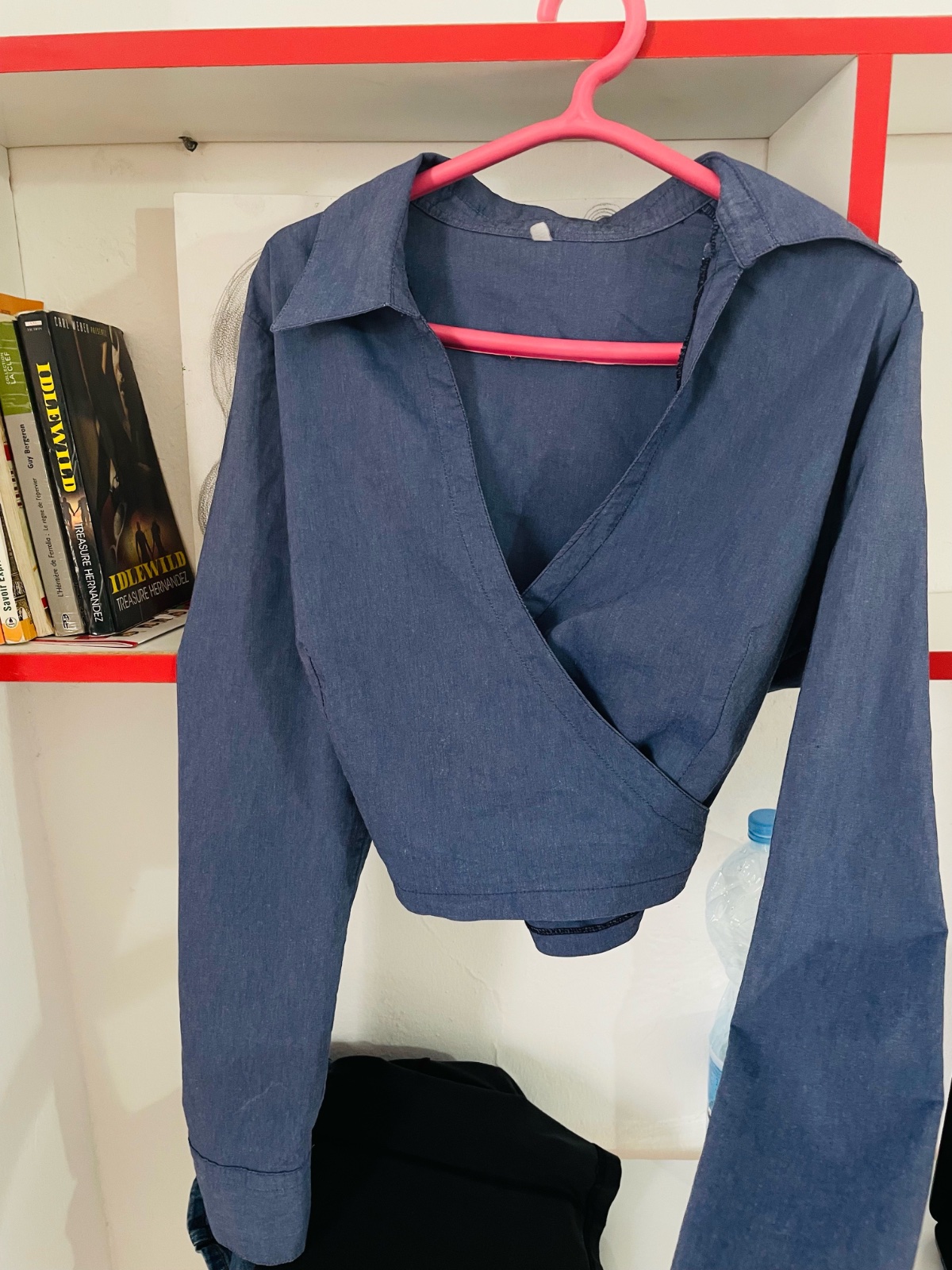 Chemise cache-cœur cropped bleu denim