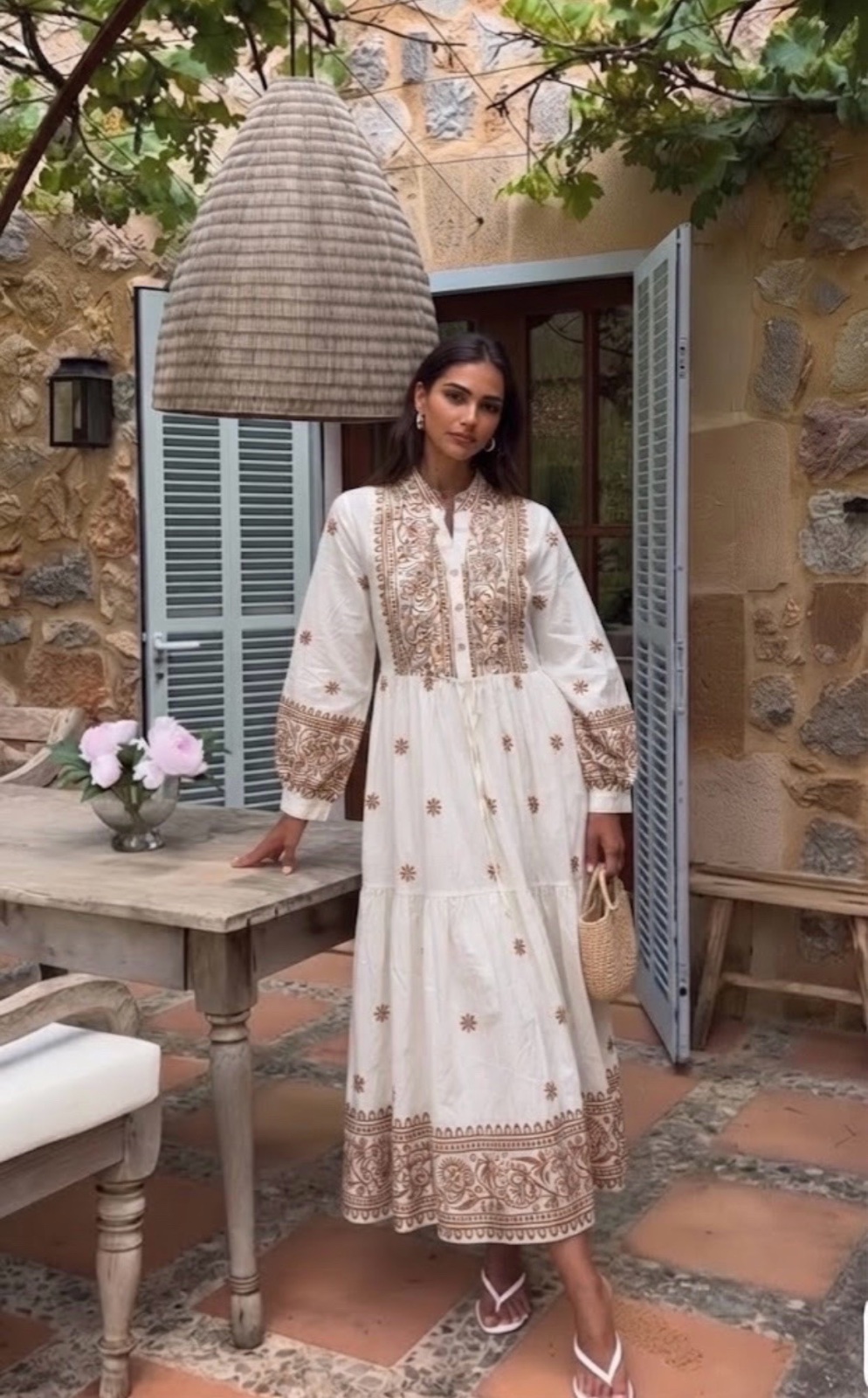 Robe trés classe en beige et blanc✨