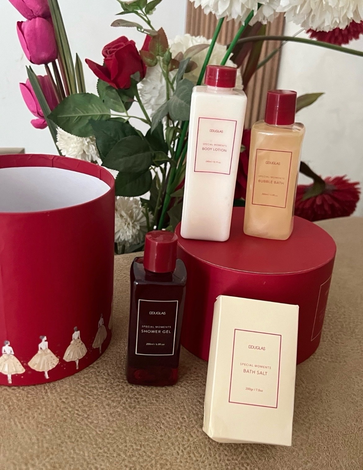 Un coffret de soins corporels de la collection "Special Moments" de la marque Douglas