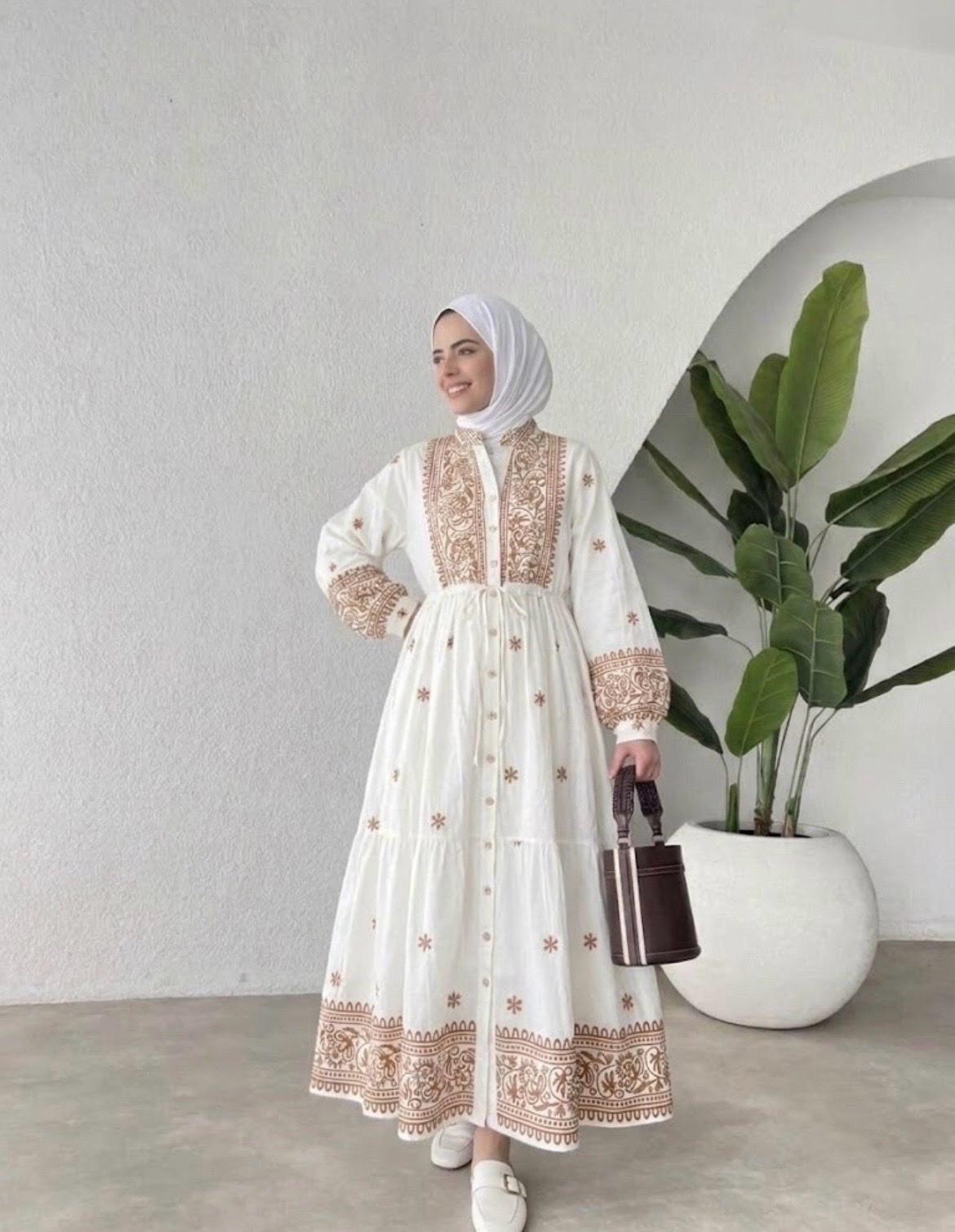Robe trés classe en blanc et beige ✨