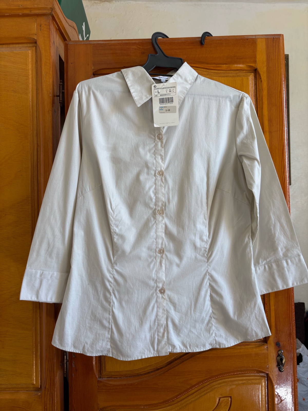 Magnifique chemise Zara beige, neuve avec étiquette. Modèle à manches 3/4, agrémenté de jolis détails qui lui apportent une touche chic et féminine. Sa coupe élégante en taille L est parfaite pour un look casual ou professionnel