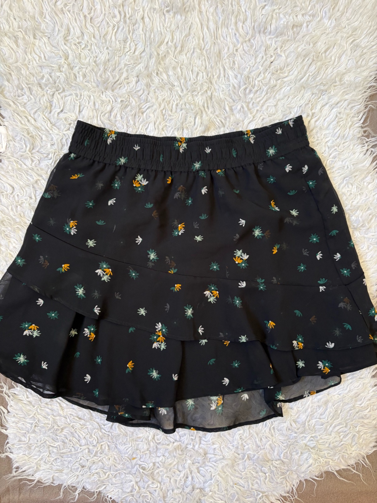 Jolie jupe floral avec des details feminin comme neuve taille 
