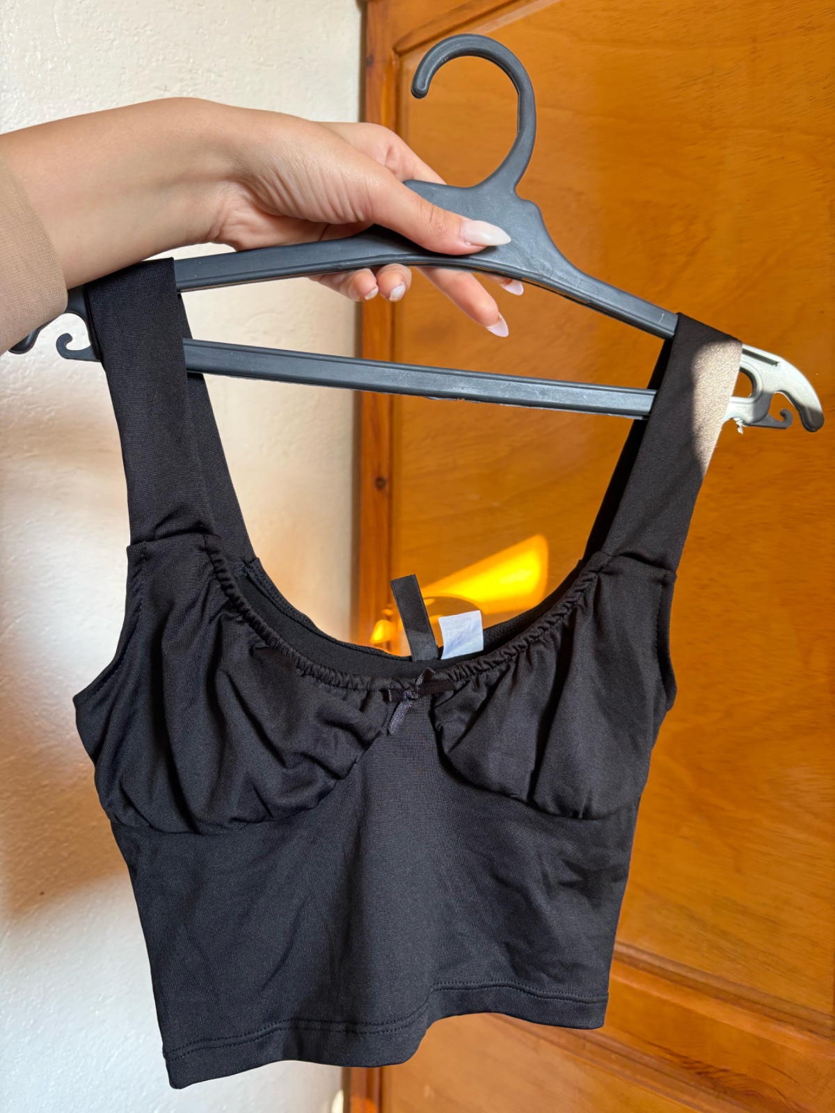 Crop top noir H&M, au style féminin et tendance. Une pièce incontournable, facile à associer avec un jean, une jupe ou un pantalon taille haute pour un look chic et moderne.