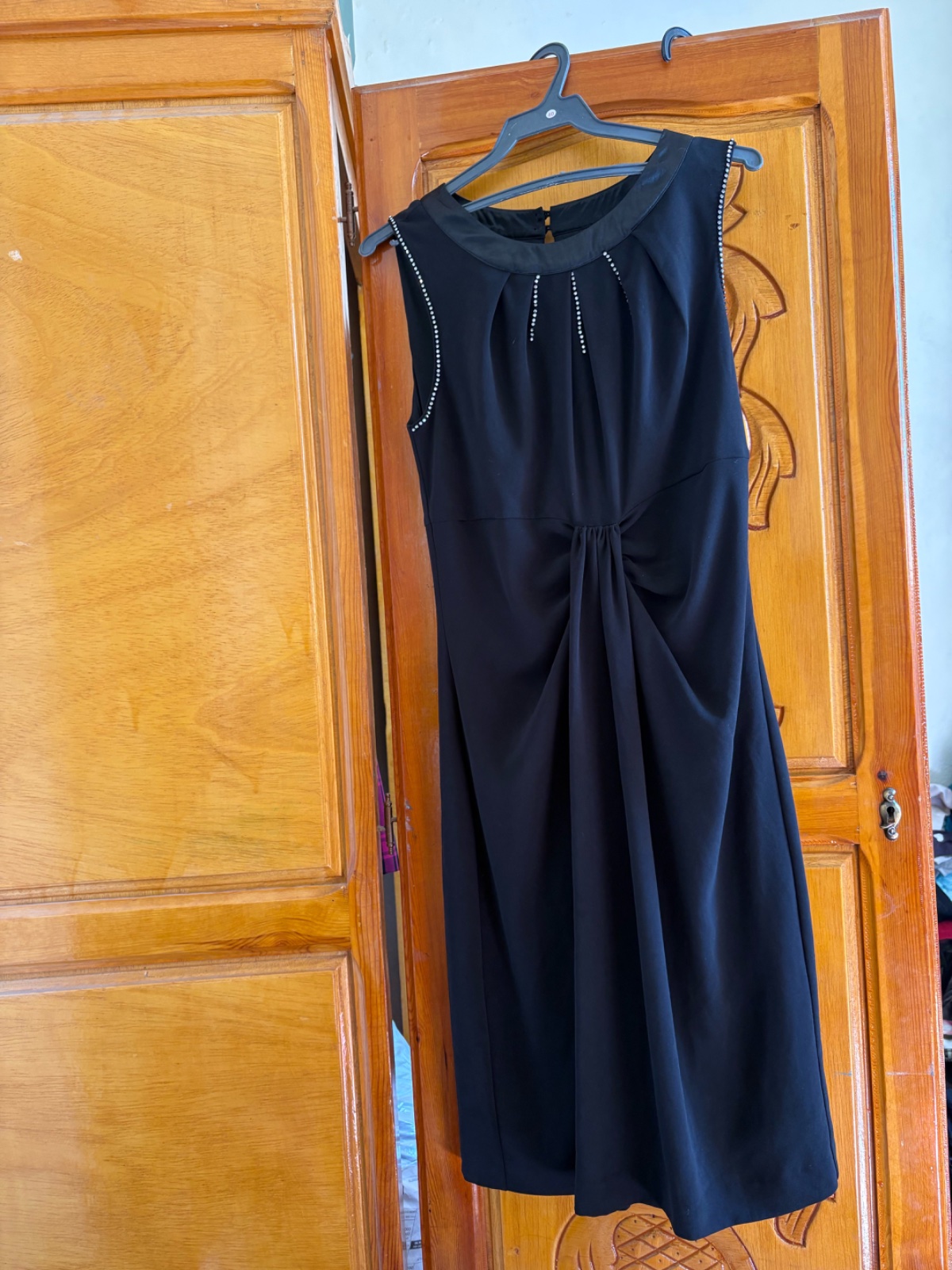 Robe noire sans manches avec de jolis détails chics. Comme neuve, très peu portée, en excellent état. Élégante et parfaite pour toutes les occasions. Taille small 