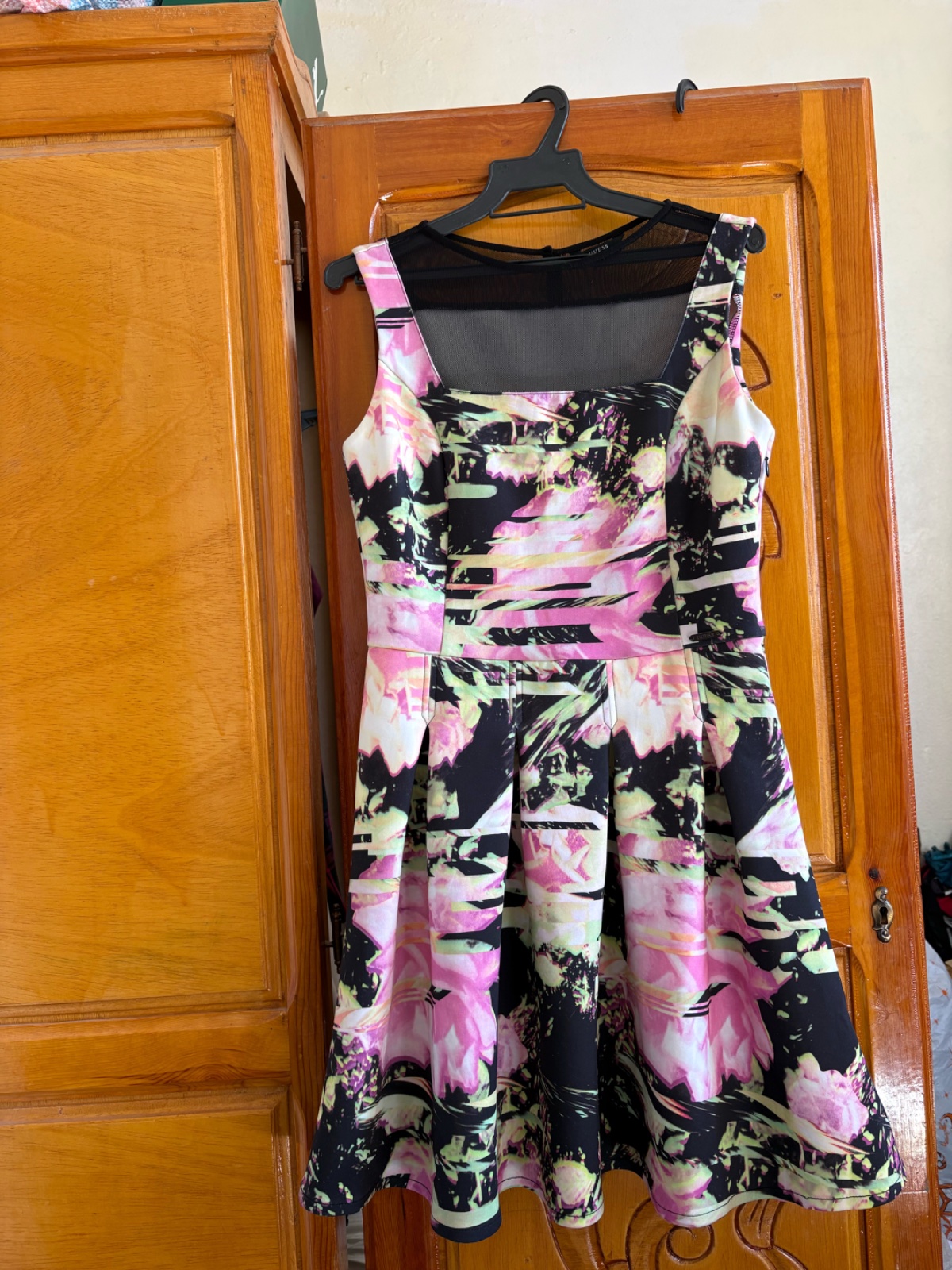 Magnifique robe midi de la marque Guess, à imprimé floral, féminine et élégante. Sa coupe flatte la silhouette tout en restant confortable. Comme neuve Taille m 
