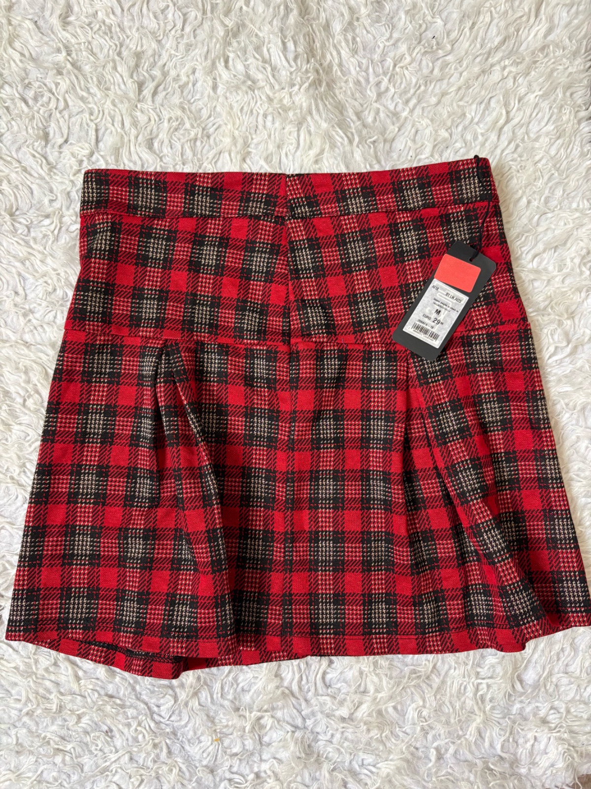 Magnifique  jupe demi à carreaux avec détails pailletés ✨ Neuf avec étiquette. Une pièce chic et tendance qui apporte une touche élégante et féminine à vos tenues, parfaite pour un look de soirée ou un style casual sophistiqué