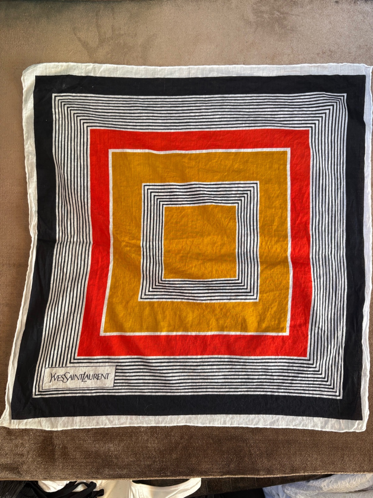 Petit foulard polyvalent, parfait à porter en bandana sur la tête, autour du cou, attaché à un sac ou comme accessoire tendance pour un pantalon. Une pièce chic qui apporte une touche d’élégance à toutes vos tenues.