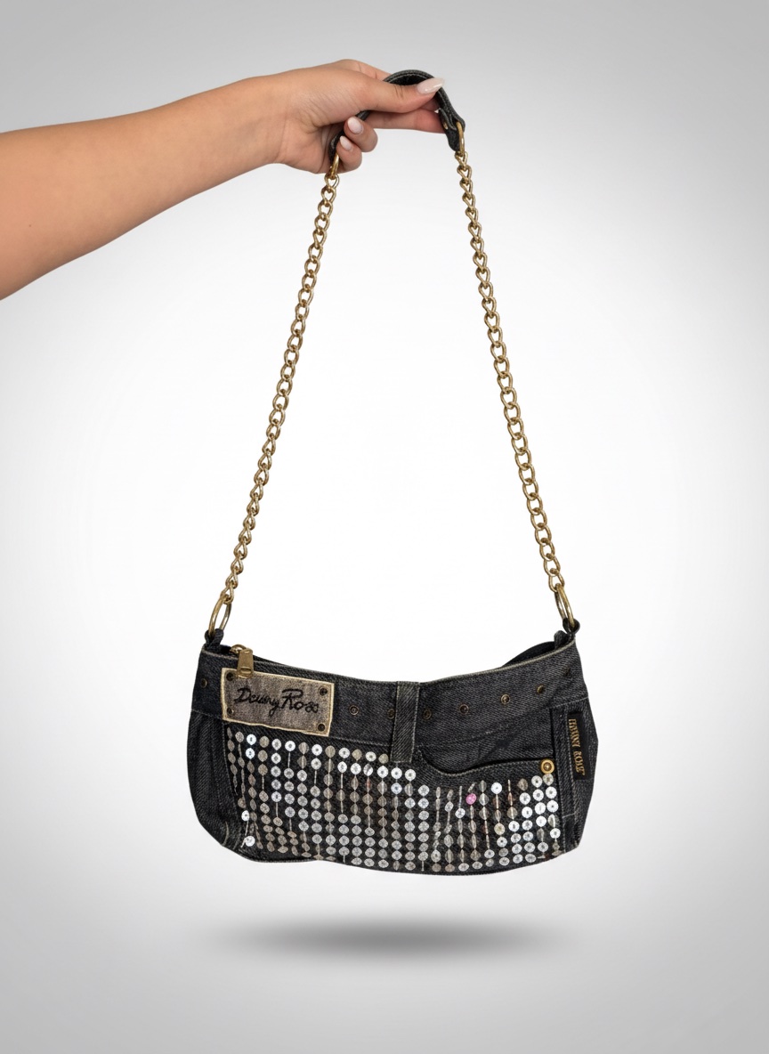 Petit sac en jean tendance avec une élégante chaîne dorée. Un modèle chic et intemporel, facile à assortir avec toutes vos tenues. Pratique et stylé, il est en excellent état