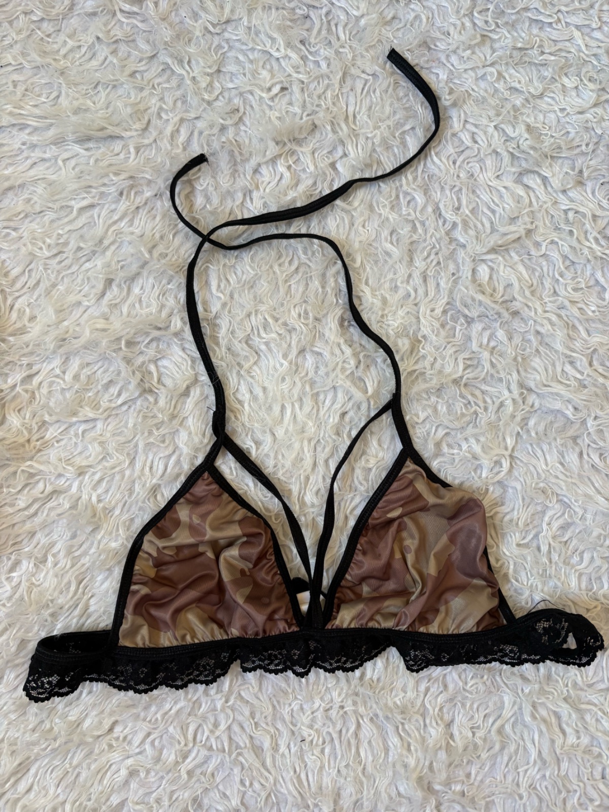 Joli soutien à imprimé militaire SHEIN, comme neuf, taille XL. Avec de jolis détails féminins, confortable et tendance.