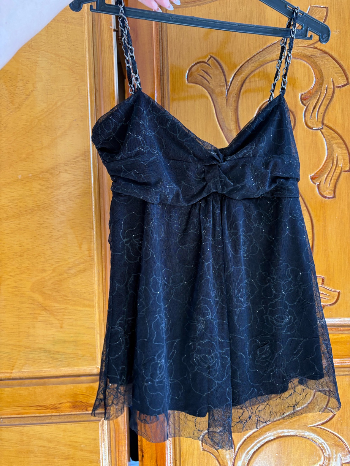 Sublime top noir avec de magnifiques détails qui lui apportent une touche chic et unique. Élégant et féminin, il se porte facilement pour un look habillé ou tendance. En excellent état, parfait pour sublimer toutes vos tenues.