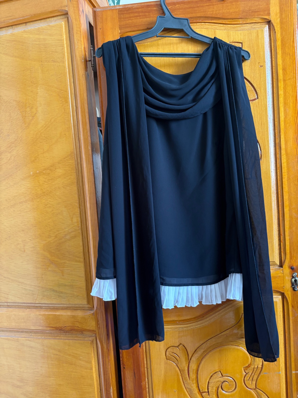 🖤 Jolie T-shirt noir en excellent état, comme neuf, avec de magnifiques détails féminins qui lui apportent une touche chic et raffinée. Une pièce élégante, facile à assortir pour un look tendance au quotidien ou en soirée. Taille L