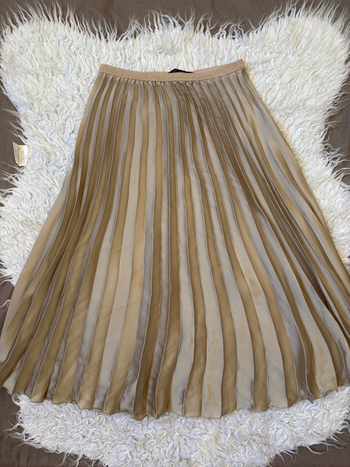 Jolie jupe Zara gold, taille XS/S, en lycra, comme neuve. Confortable, élégante et parfaite pour un look chic et tendance.