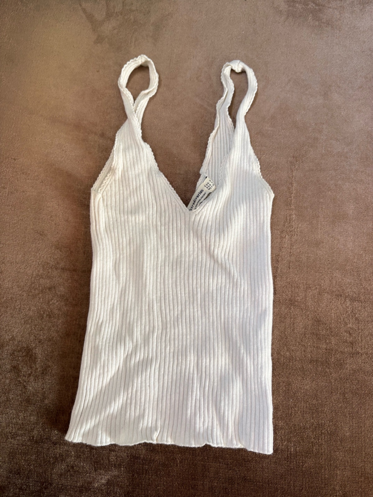 Joli top basique blanc Stradivarius, une pièce intemporelle et facile à porter au quotidien. Son style épuré en fait un indispensable à associer avec toutes vos tenues taille xs s 