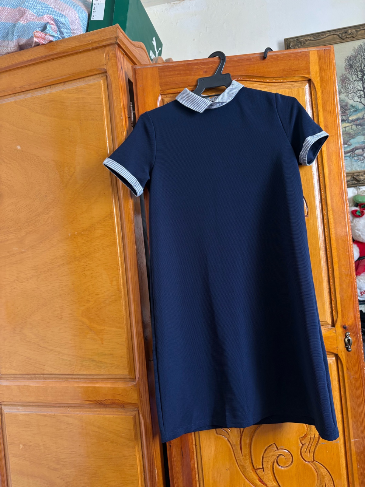 Robe bleu nuit midi comme neuve avec un élégant détail au niveau du col. Coupe féminine et intemporelle Taille s m 