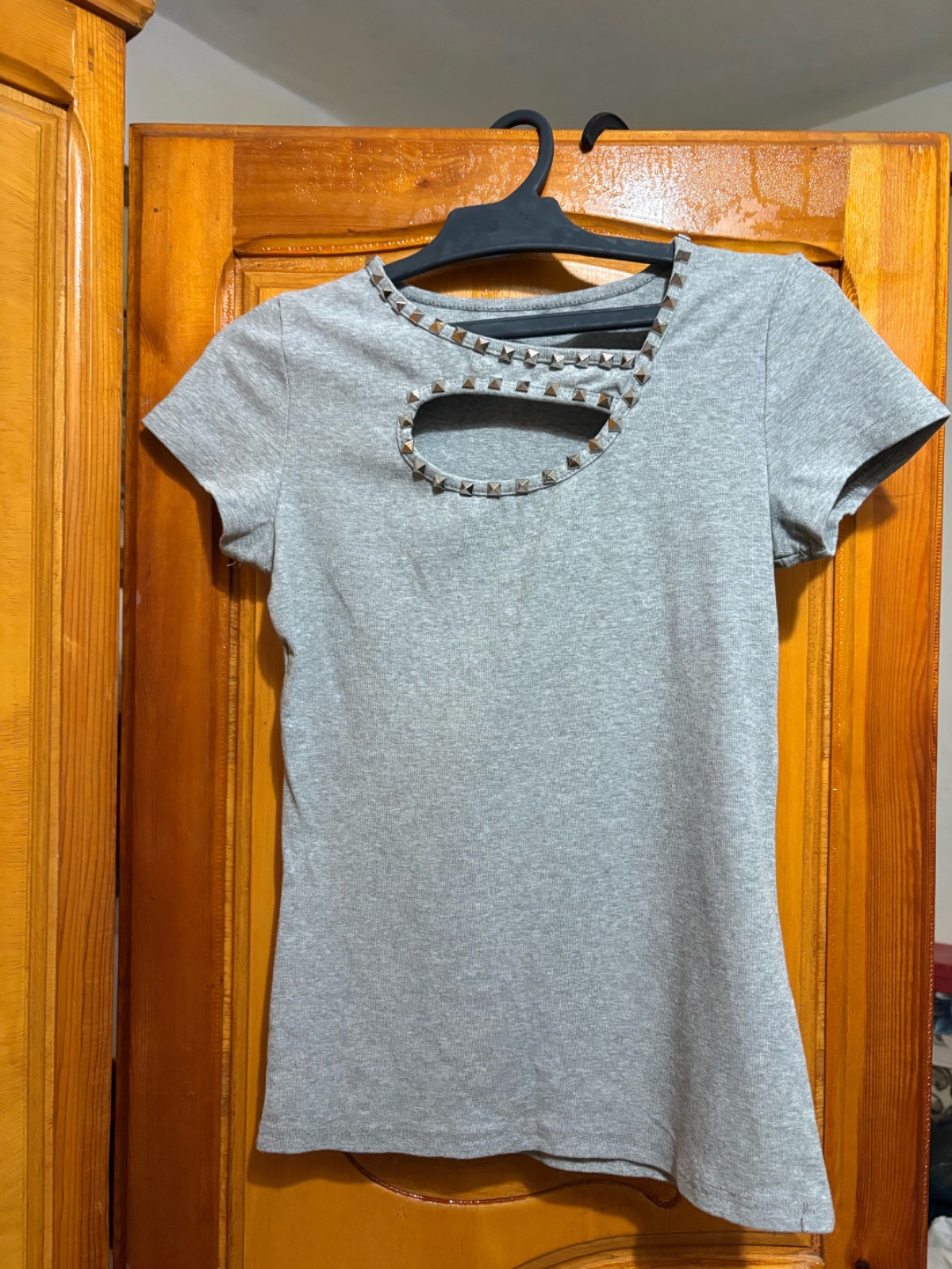 Joli T-shirt gris chic avec de jolis détails au niveau de la poitrine. Comme neuf, très peu porté, en excellent état. Facile à assortir pour un look élégant au quotidien.