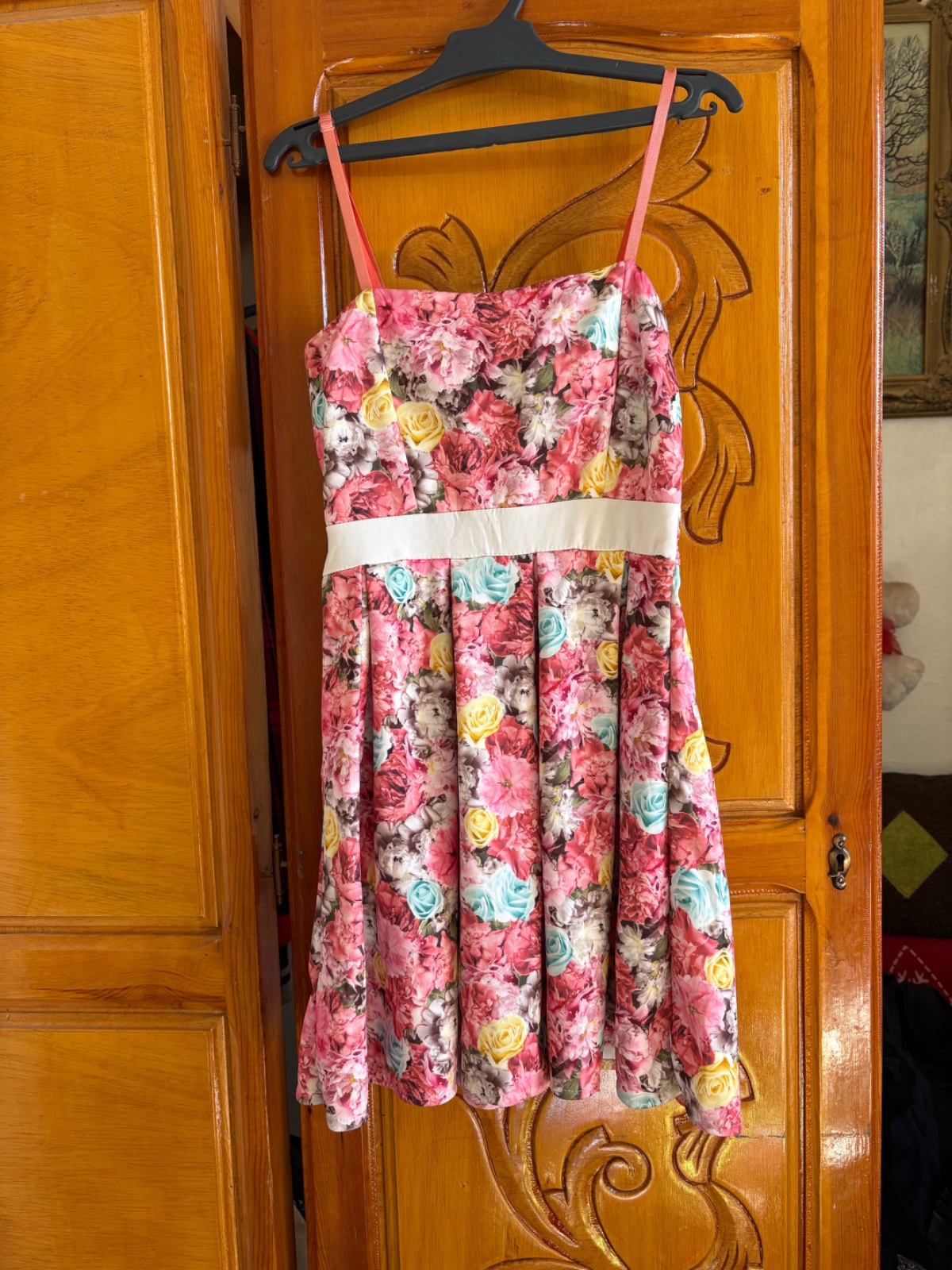 🌸 Magnifique robe midi à imprimé floral, comme neuve, taille S. Féminine, légère et élégante, elle est parfaite pour les journées ensoleillées, les sorties ou les occasions spéciales