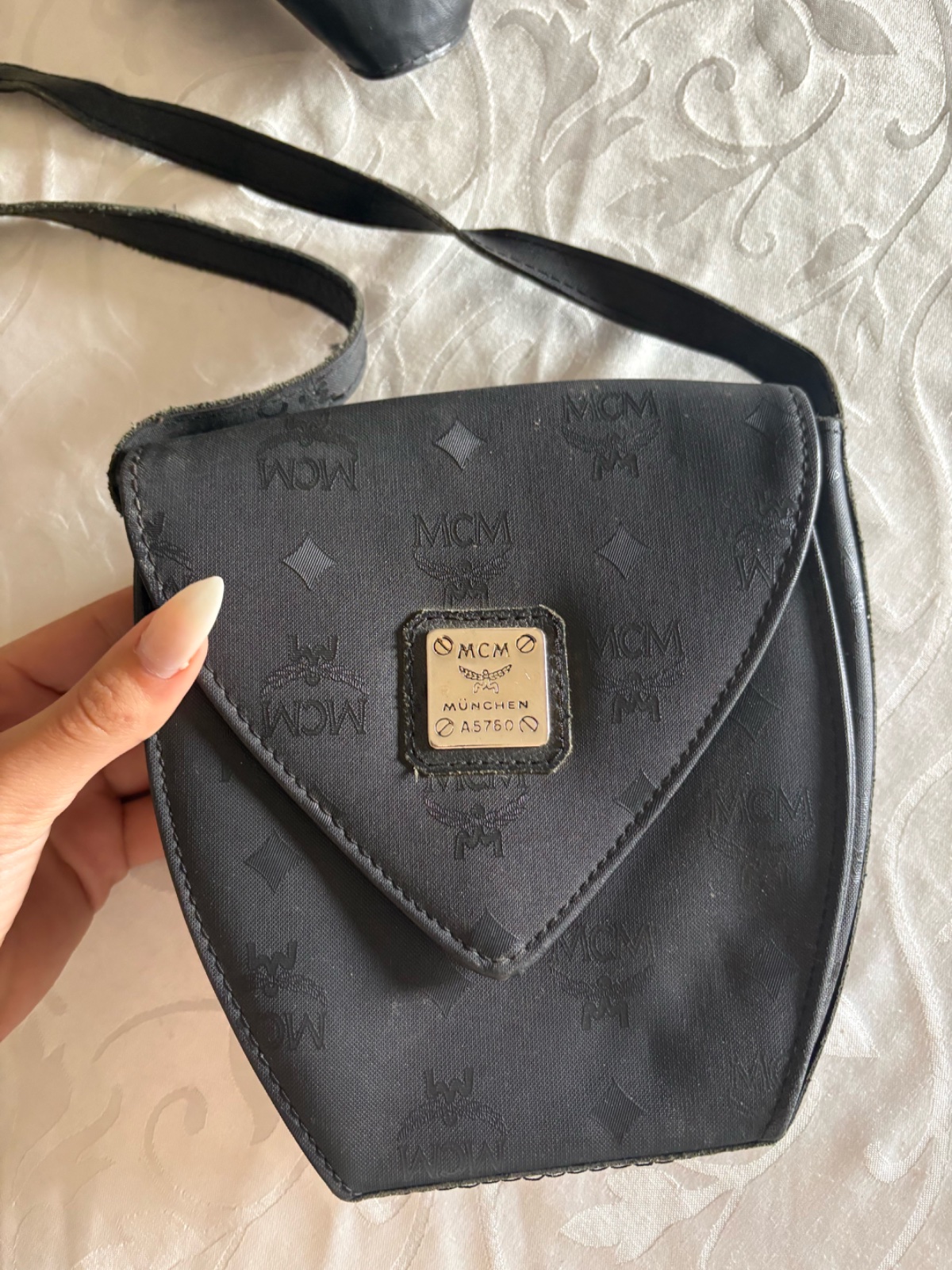 Joli petit sac MCM à bandoulière, comme neuf. Un modèle chic et intemporel avec de belles finitions, parfait pour compléter vos tenues au quotidien ou lors d’occasions spéciales. Pratique, léger et facile à porter