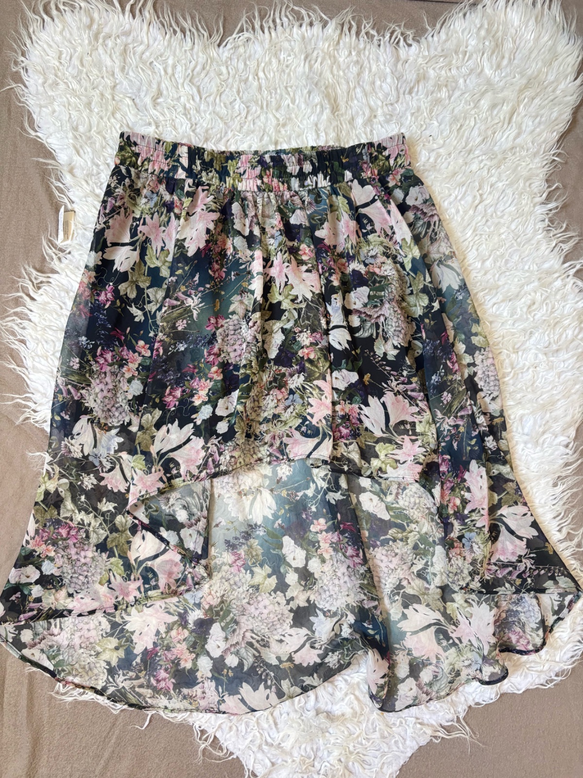 Jolie jupe à imprimé floral avec doublure intégrée pour un confort optimal. Féminine, légère et fluide, elle est parfaite pour un look chic et romantique