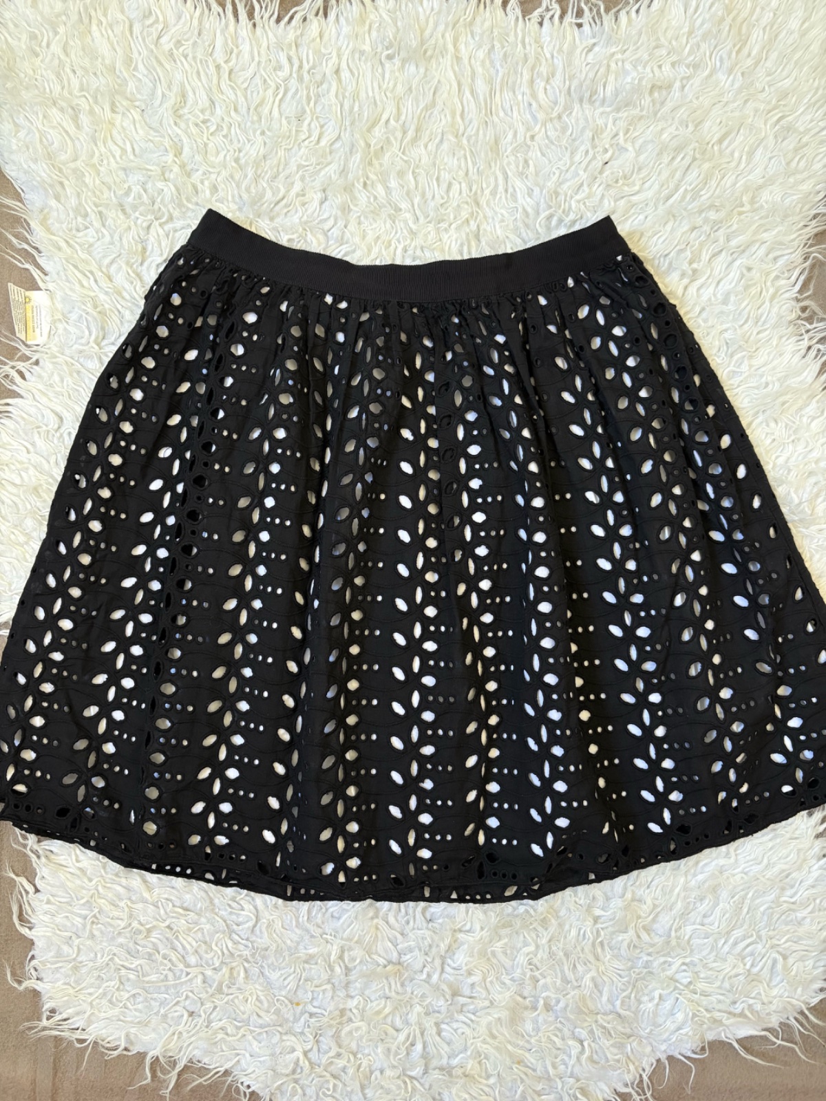 Sublime jupe-short noire avec doublure intégrée, comme neuve. Féminine, chic et ultra confortable, elle offre le look élégant d’une jupe avec la praticité d’un short
